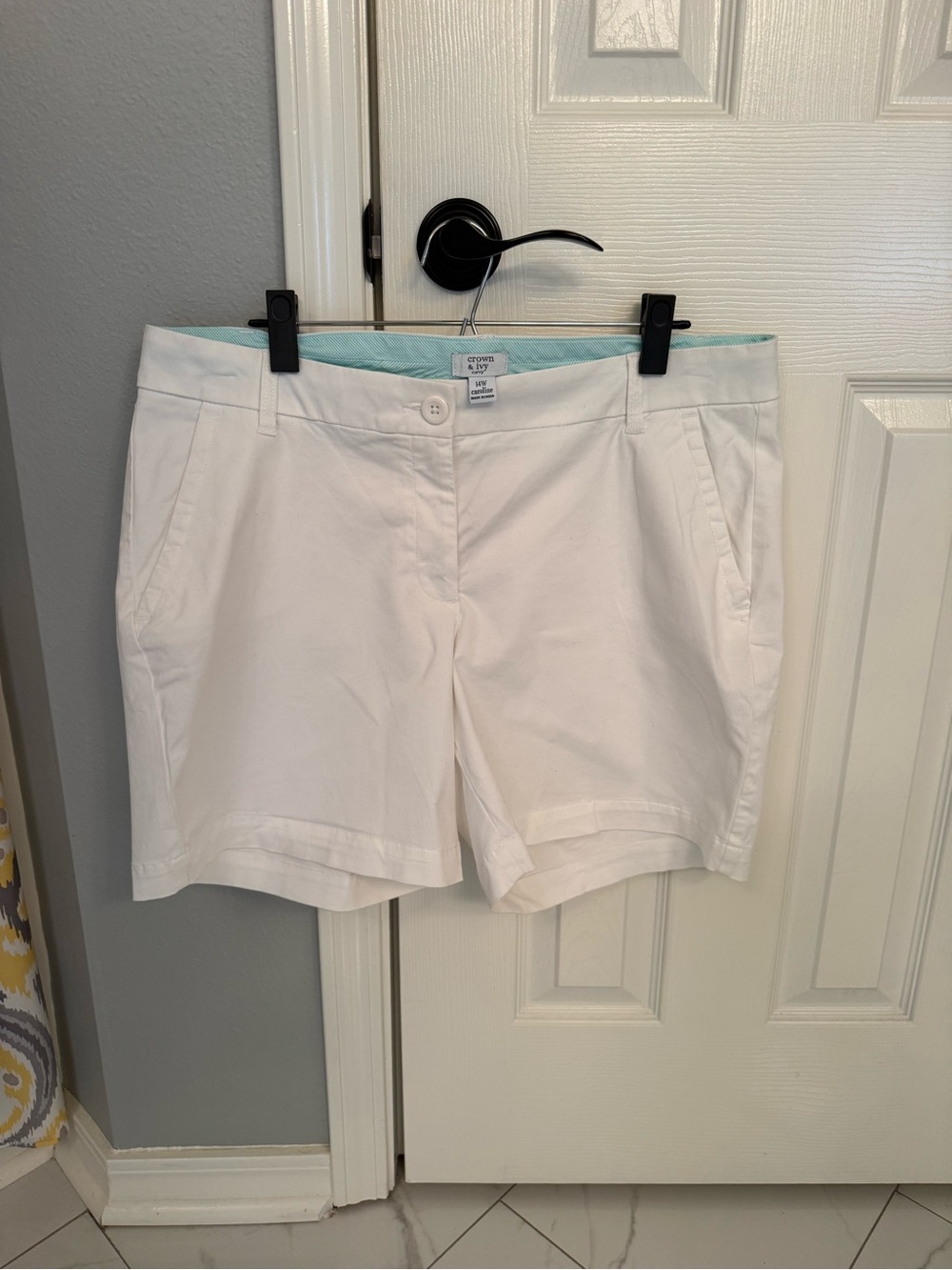 crown & ivy White Women's Chino Shorts with Mint Waistband